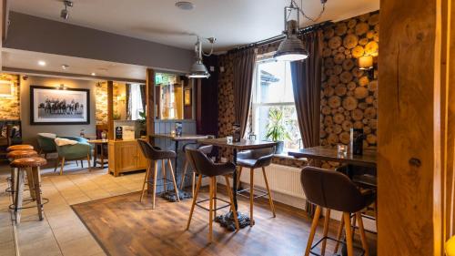 The Dewdrop Inn - image 4