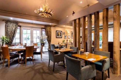 The Dewdrop Inn - image 8