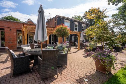 The Dewdrop Inn - image 10