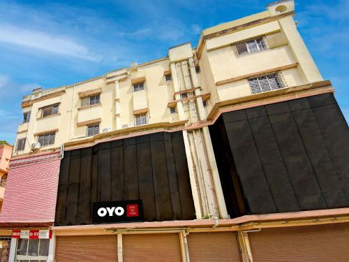 Super OYO Flagship Red Stone Near Netaji Subhash Chandra Bose International Airport