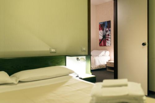 1 queen bed, 3 twin beds