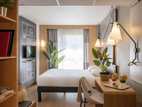ibis Cannes Plage La Bocca image