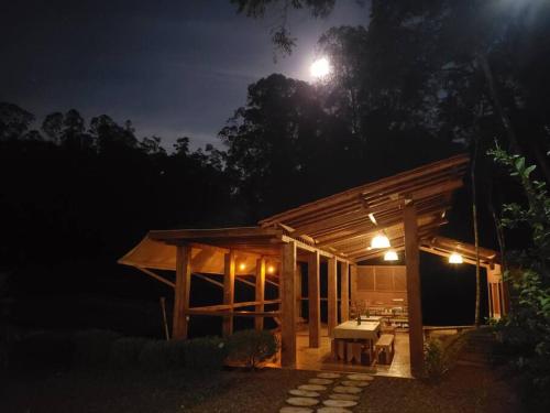 Cabana em Ouro Preto: represa mata caiaque e bike