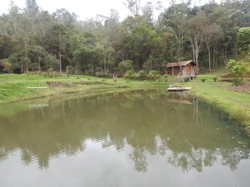 Cabana em Ouro Preto: represa mata caiaque e bike