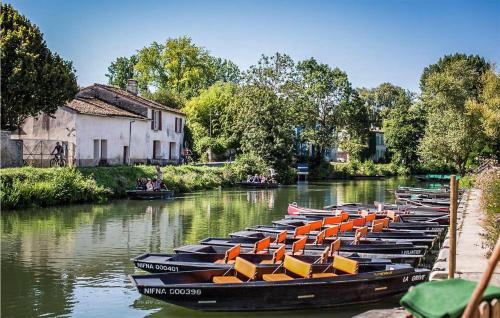 Stunning stacaravan In Chef-boutonne With Indoor Swimming Pool