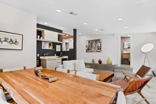 Fabulous Bungalow w/Outdoor Eden mins from Beach - Main