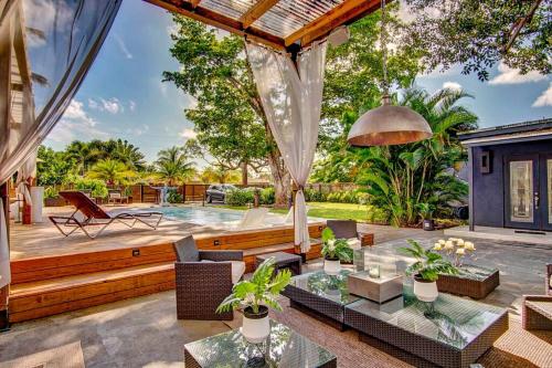 Oasis with Insane Outdoor Area Near Wilton Manors