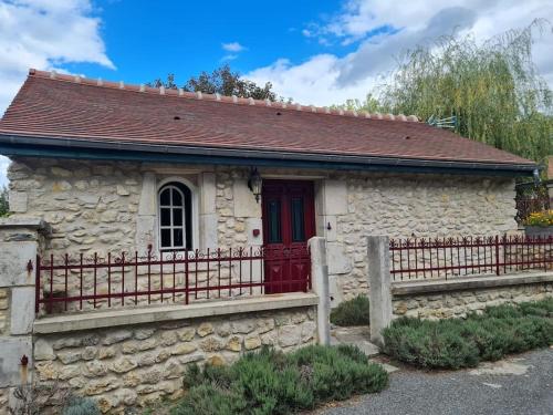 PETIT GÎTE 18 ème tout confort - Location saisonnière - Saint-Germain-des-Fossés