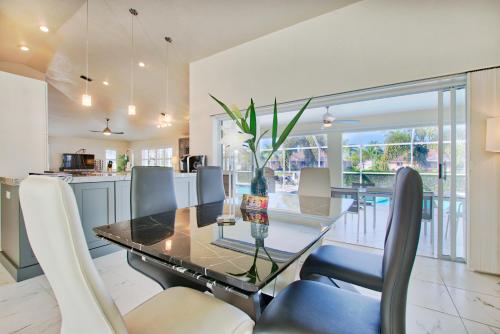 VILLA FOUR PALMS - 3 BEDS - 2 BATHS - 6 GUESTS - GULF ACCESS & POOL - INCL.10% OFF BOAT RENTAL - image 3