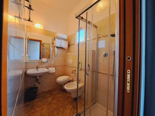 Double Room image 4