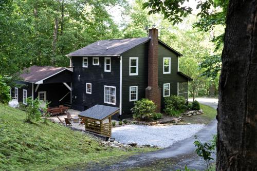 Lake Glenville Cottage Fresh mountain air bubbling hot tub and firepit - Glenville