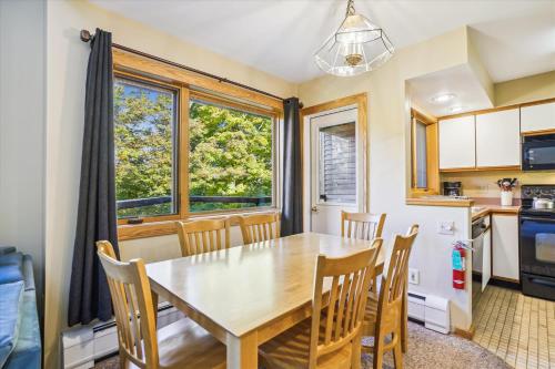 Cozy Two bedroom two bathroom with Access to sport center Highridge Condo J11 in Killington, USA