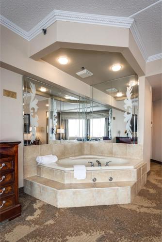 Luxury King Suite with Jetted Tub