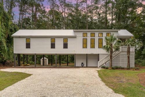 Bright Modern 4 Bdrm House Near Beach Pet Friendly