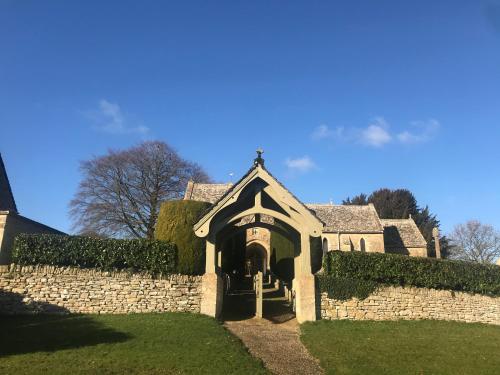 The Old Post Office Studio Apartment in a Beautiful Cotswold Village