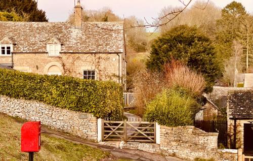 The Old Post Office Studio Apartment in a Beautiful Cotswold Village