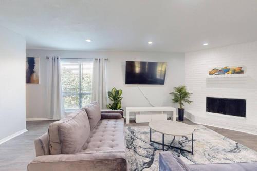 Entire 3/2.5 Lux Retreat Home in the heart of Houston few Miles from Major Houston attractions & Pets Friendly in Houston, USA