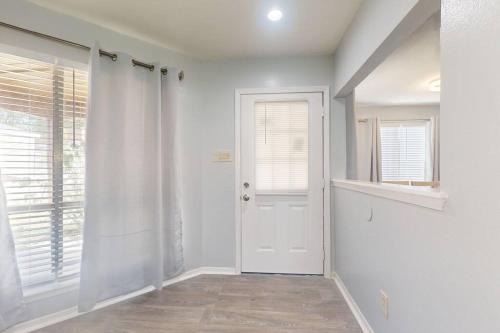 Entire 3/2.5 Lux Retreat Home in the heart of Houston few Miles from Major Houston attractions & Pets Friendly in Houston, USA