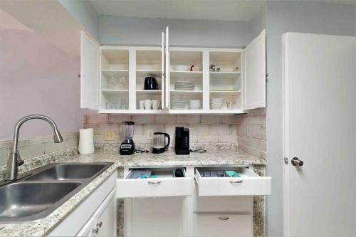 Entire 3/2.5 Lux Retreat Home in the heart of Houston few Miles from Major Houston attractions & Pets Friendly in Houston, USA