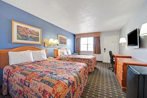 Guestroom, Day Star Dallas in South Dallas