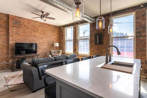 Rhinegeist next door - Free streetcar - Walk OTR in Cincinnati, USA