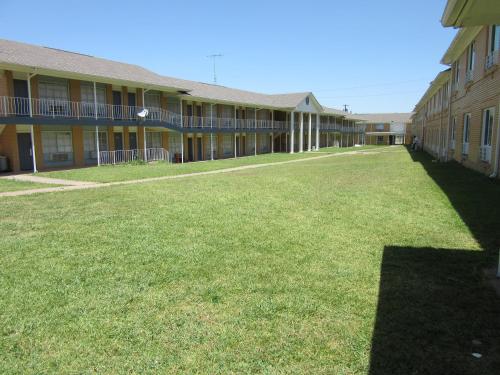 Bella Vista Inn and Suites - image 3