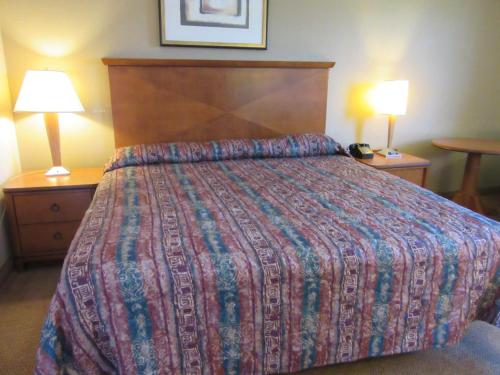 Bella Vista Inn and Suites Set in a prime location of Grand Prairie (TX), Bella Vista Inn and Suites puts everything the city has to offer just outside your doorstep. The hotel offers a high standard of service and amenities to