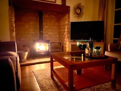 Cosy Cotswold Lodge by Your Home Here, ideal for families with log-burner, spa, private parking and heated swimming pools