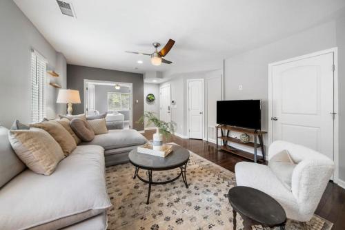 Stylish 2BR near City Center - OTR, UC, Zoo in Cincinnati, USA