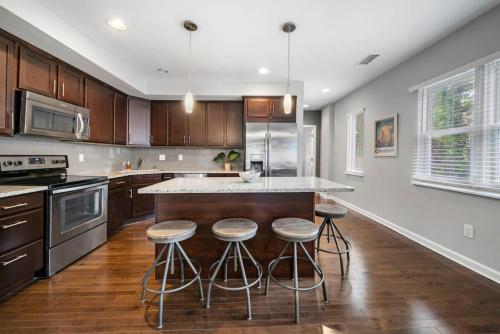 Stylish 2BR near City Center - OTR, UC, Zoo in Cincinnati, USA