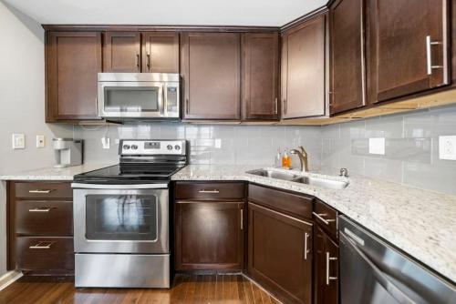 Stylish 2BR near City Center - OTR, UC, Zoo in Cincinnati, USA