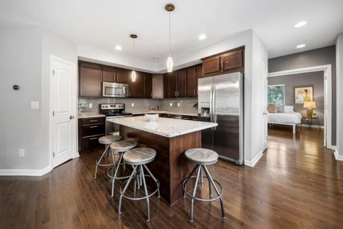 Stylish 2BR near City Center - OTR, UC, Zoo in Cincinnati, USA