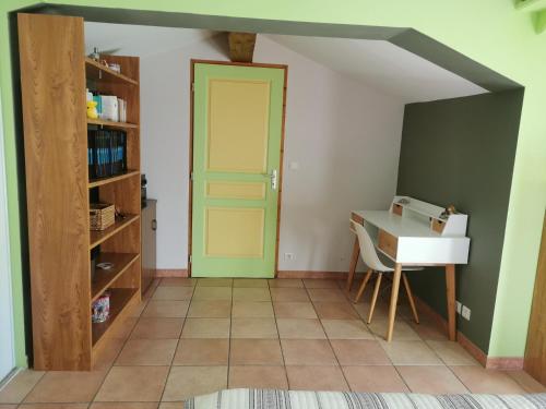 Chambre spacieuse avec bureau et balcon