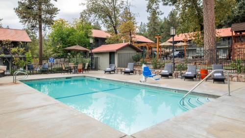 Swimming pool, Buck Meadows Lodge in Groveland (CA)