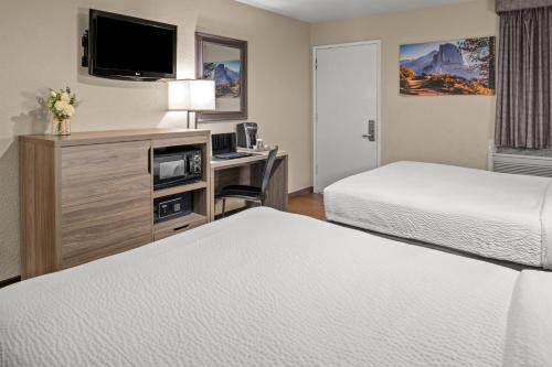 2 queen beds