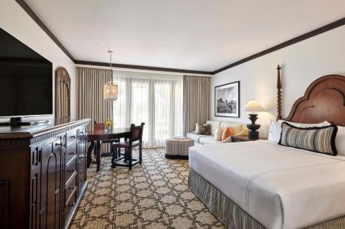 ADA Resort View Room - 1 King Bed Roll In Shower