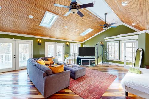 . Cheerful Riverside Sanctuary, Studio Apartment