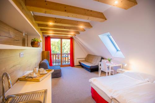 1 queen bed, 2 sofa beds