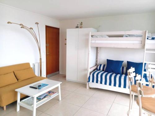 T1 neuf avec petite chambre à 150m de la plage