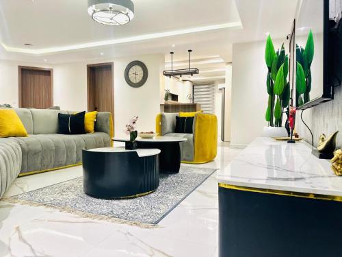 Luxury 2-Bed in Lekki Phase 1 - Pool, Gym & Stunning Views, Lekki