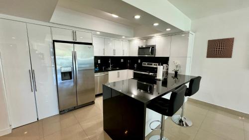Sunny Isles, beach life! Parking included thumb 3