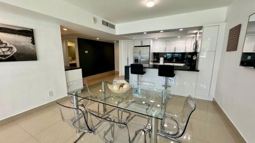 Sunny Isles, beach life! Parking included thumb 4