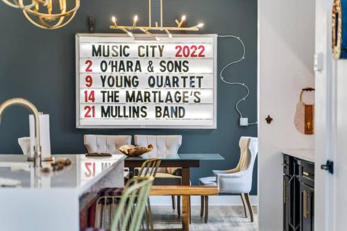 Instagrammable Home w/ Rooftop Deck, 3 bdrm Suites in Nashville, USA