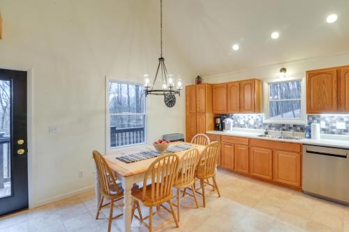 The Eagles Nest at Alpine Cabin with Fireplace! in Terra Alta