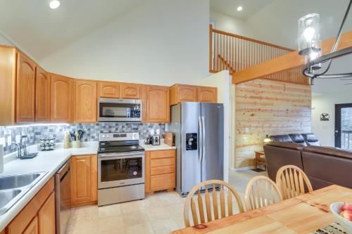 The Eagles Nest at Alpine Cabin with Fireplace!