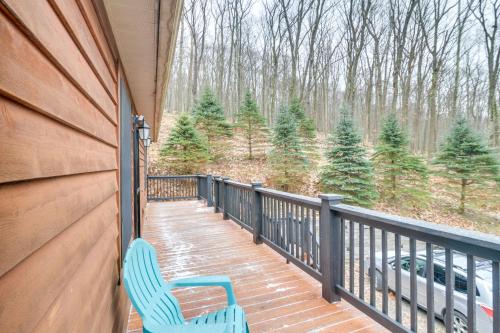 The Eagles Nest at Alpine Cabin with Fireplace! in Terra Alta