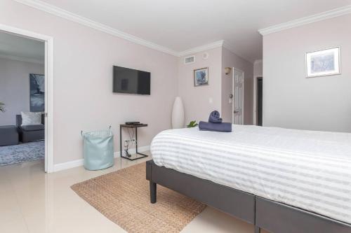 Poolside Oasis 2 Bedroom Apartment - Walking Distance to Beach in Sunny Isles Beach, USA