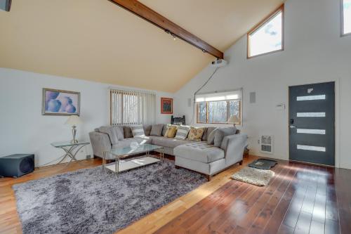 Cozy Pennsylvania Home with Pool Table and Pool Access in Effort, USA