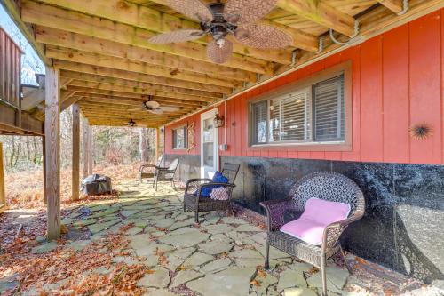 Cozy Pennsylvania Home with Pool Table and Pool Access