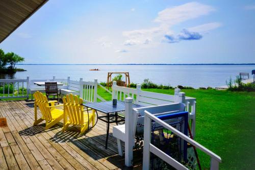 Cozy Fremont Cottage on Lake Poygan and Fishing Dock